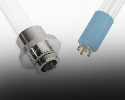 Nahaufnahme von zwei UV-Lampenenden; eines aus Metall mit einer Gummidichtung und das andere aus blauem Kunststoff mit elektrischen Stiften.