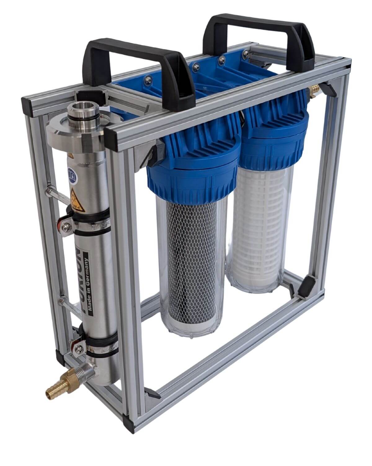 Die PURION Slim Line von PURION GmbH ist ein tragbares Wasserfiltersystem mit mobiler Wasseraufbereitung, zwei blauen Filterkartuschen und einem Edelstahlzylinder in einem Metallrahmen mit Tragegriffen.