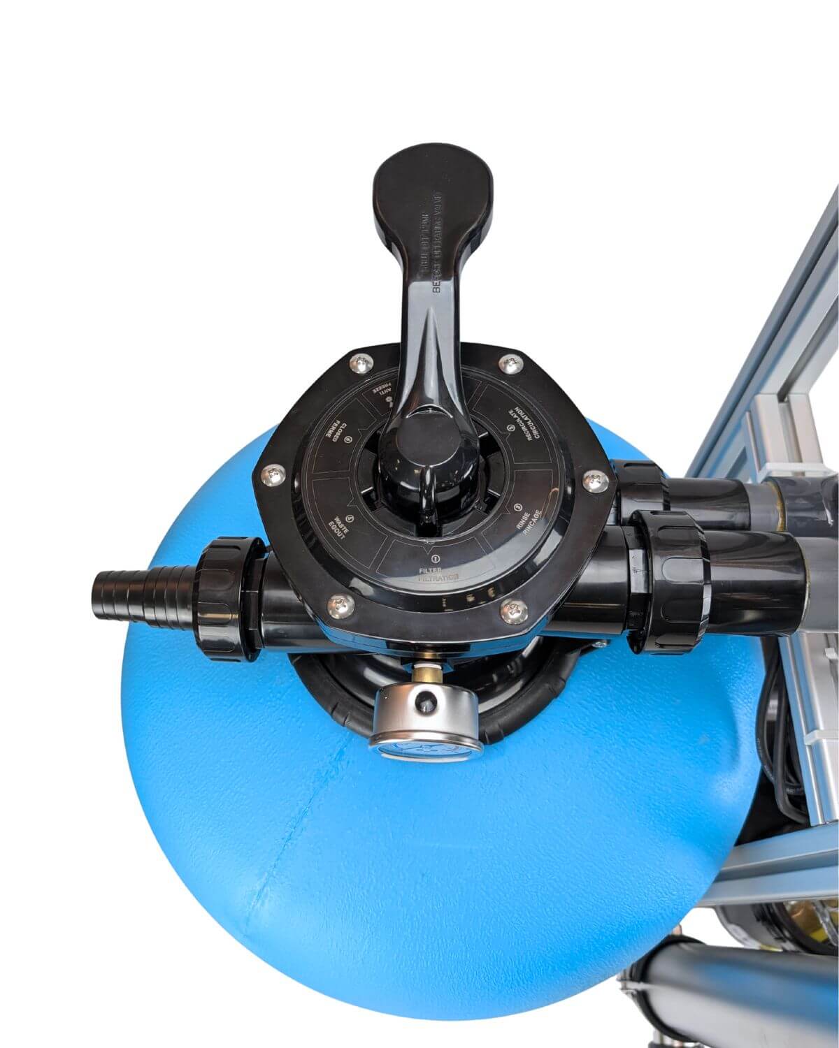 Вид зверху на PURION Pool 80 PVC-U Plus PURION GmbH: синій, стійкий до солоної води резервуар для фільтрації води з чорним багатопортовим клапаном і підключеними трубами, ідеально підходить для дезінфекції басейну, зображений на білому фоні.