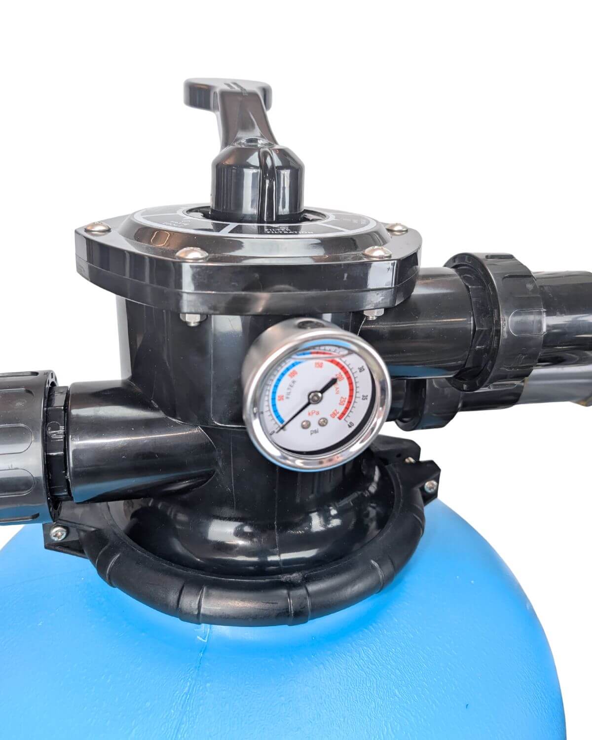 Nahaufnahme eines PURION Pool 40 PVC-U Basic Filterventils der PURION GmbH, mit Manometer (psi/bar), aus schwarzem Kunststoff auf einem blauen Tank - wichtig für die Salzwasserreinigung und UV-C Desinfektion.