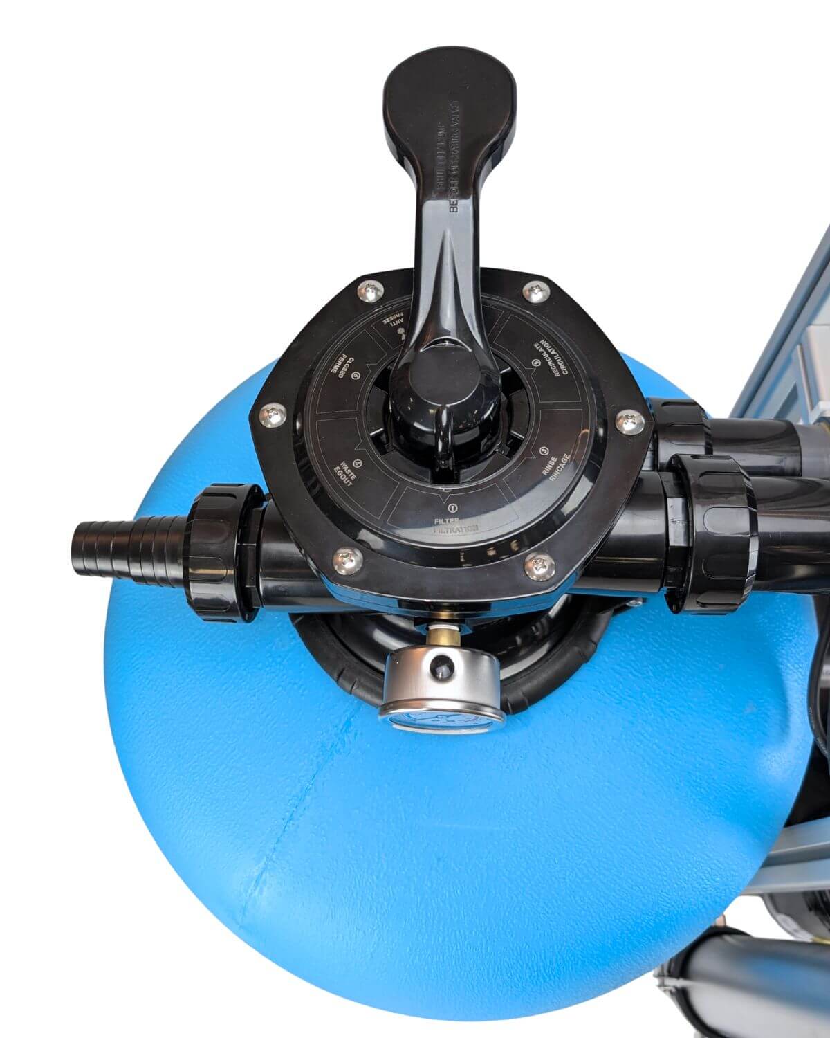 Draufsicht auf ein schwarzes Multiport-Ventil an einem blauen PURION Pool 80 Edelstahl Plus Tank der PURION GmbH mit Rohranschlüssen und einem sichtbaren Manometer.