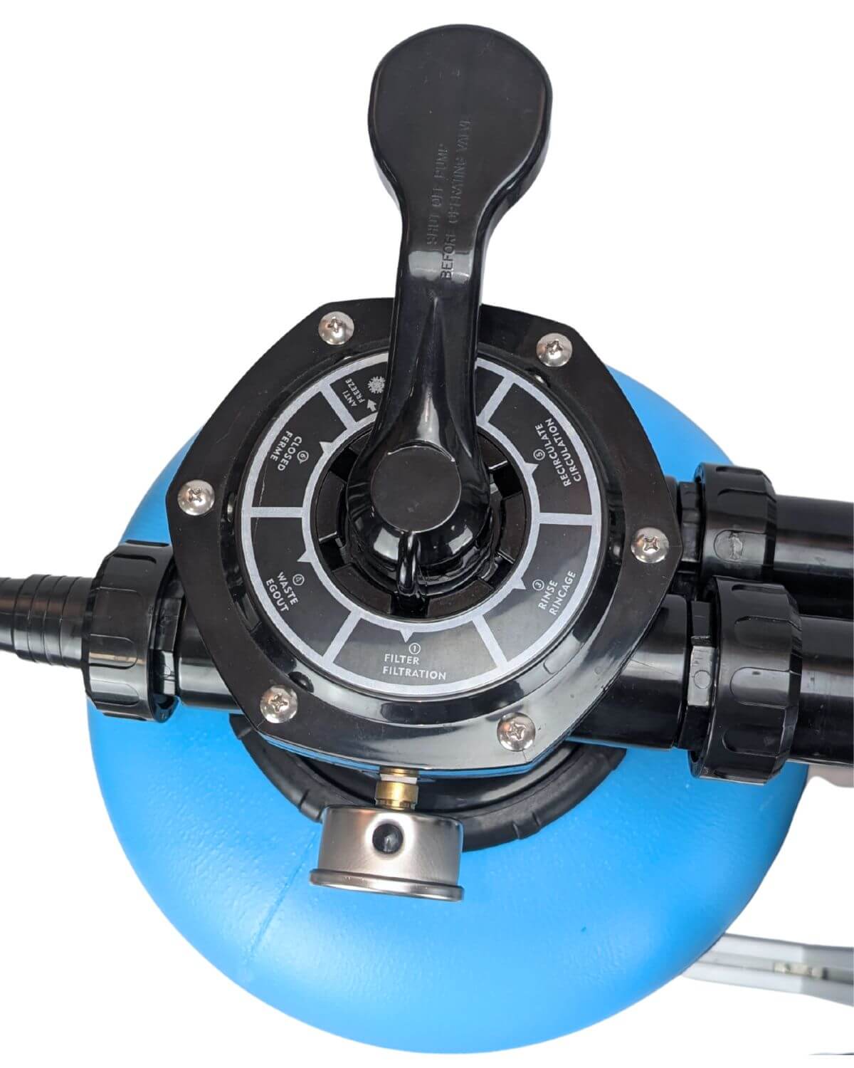 Close de uma válvula multiport preta na posição "Filtração" em um recipiente de filtro de piscina azul, mostrando o PURION Pool 40 Aço Inoxidável Basic da PURION GmbH - ideal para manutenção eficaz da piscina e desinfecção confiável da água da piscina.