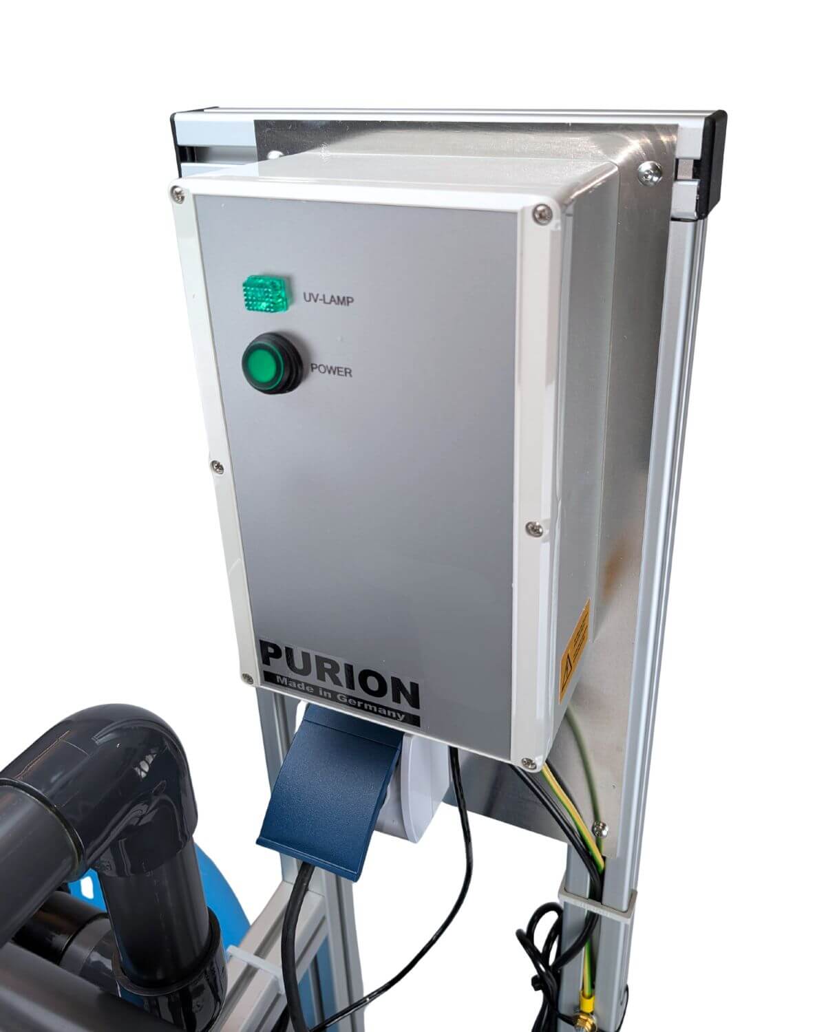 Der PURION Pool 80 PVC-U Basic der PURION GmbH verfügt über einen Metallschaltkasten mit grünen Leuchten und Tasten für UV-Lampe und Strom, montiert auf einem Metallrahmen mit Verkabelung - ideal als salzwassertaugliches UV-C-Komplettsystem zur effektiven Pooldesinfektion.