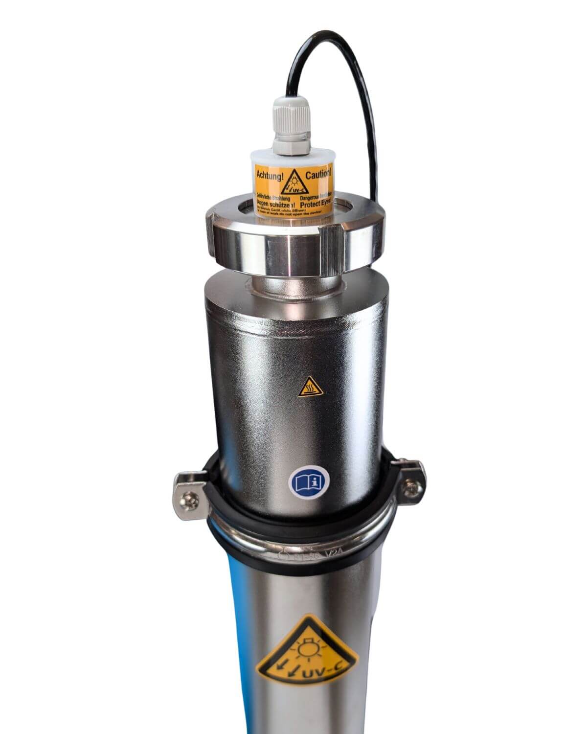 Nahaufnahme des PURION Pool 80 Edelstahl Basic der PURION GmbH, einem metallischen UV-C-Schwimmbadwasserentkeimer mit Hinweisschildern, Warnsymbolen und zylindrischem Gehäuse zur effektiven Edelstahl-Schwimmbaddesinfektion.