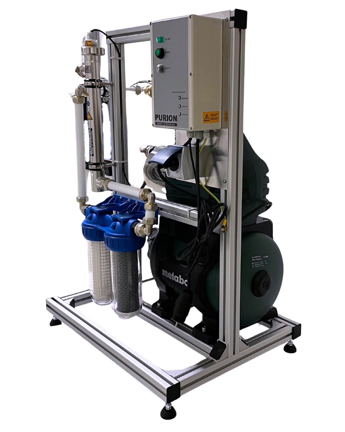 Der PURION 1000 Starter active der PURION GmbH ist ein industrielles Wasserfiltrations- und -reinigungssystem mit Bedienfeld, zwei blauen Filtergehäusen, Pumpe und Metallrahmen auf verstellbaren Füßen für optimale Wasserqualität.