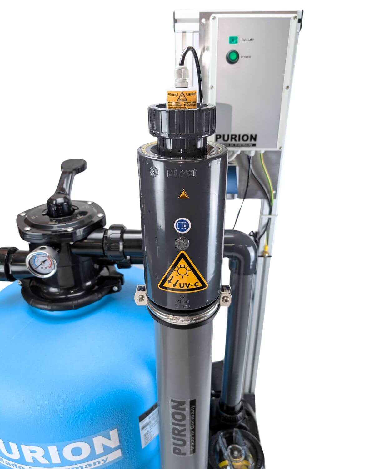 Die Nahaufnahme des PURION Pool 80 PVC-U Basic der PURION GmbH zeigt das Bedienfeld, den blauen Tank, die Rohre und das UV-C-Warnschild - perfekt für die Desinfektion von Schwimmbecken und geeignet für Salzwasser.