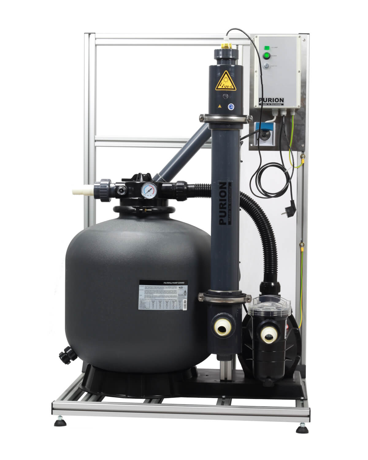 Eine Sandfilteranlage mit Pumpe und Schlauch wird durch den Einsatz von PURION Pool 80 PVC-U Basic zur Wasserdesinfektion erweitert. Dieses in einem langlebigen PVC-U-G untergebrachte System wird von der PURION GmbH hergestellt.