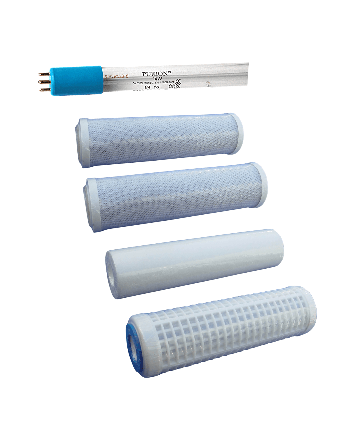 Das 1-Jahres-Wartungsset für Kompaktsystem MAX von UV Concept GmbH enthält eine UV-Lampe, eine Ersatzlampe und vier zylindrische Filterpatronen - einschließlich eines Aktivkohlefilters - auf weißem Hintergrund.