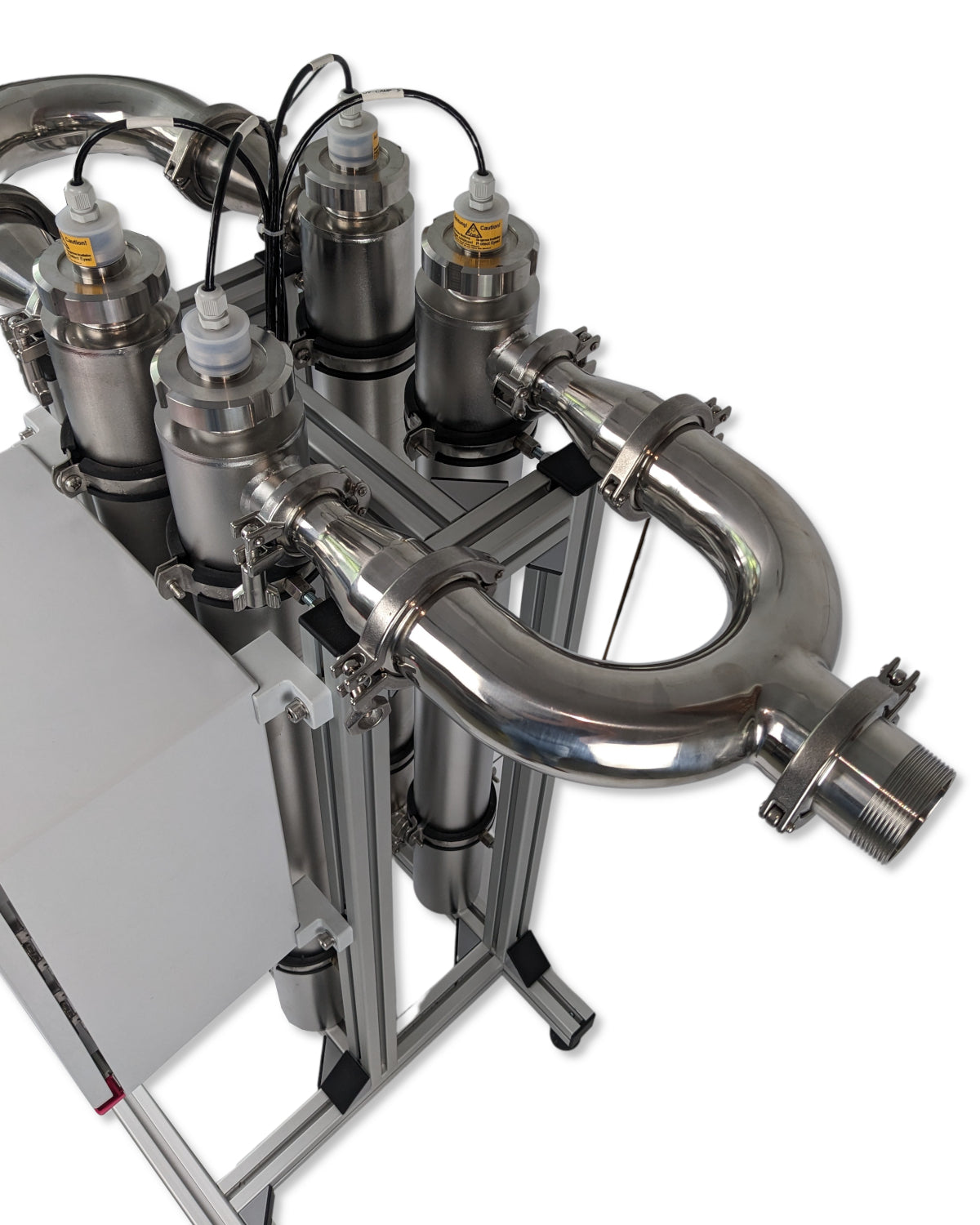 Eine PURION 4x 2501-Maschine aus Edelstahl mit zwei Verteilerrohren und Wasserein- und -ausgangsschläuchen.