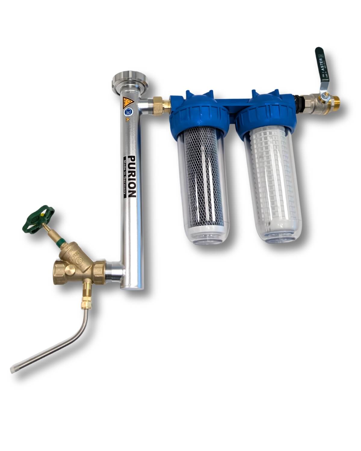 Das PURION 1000 Starterpaket von PURION GmbH mit blauen Gehäusen, klaren Filterkartuschen, Metallrohren und grünem Absperrventil - optimal zur Trinkwasseraufbereitung auf weißem Hintergrund.