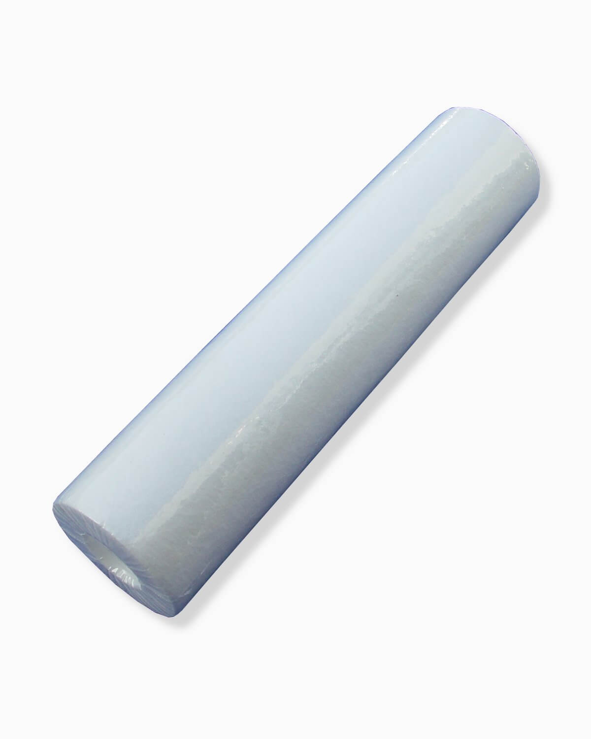 Eine Rolle aus durchsichtigem Kunststoff auf einer weißen Oberfläche, die zur Herstellung von PURION Vorfilter 25 Micron und Micron Filtereinsätzen der PURION GmbH verwendet wird.