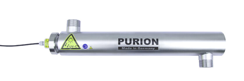 Eine PURION 2001 Basic Vakuumpumpe auf weißem Hintergrund, perfekt für die UV-C-Desinfektion und Bekämpfung von Algenbefall im Pool.