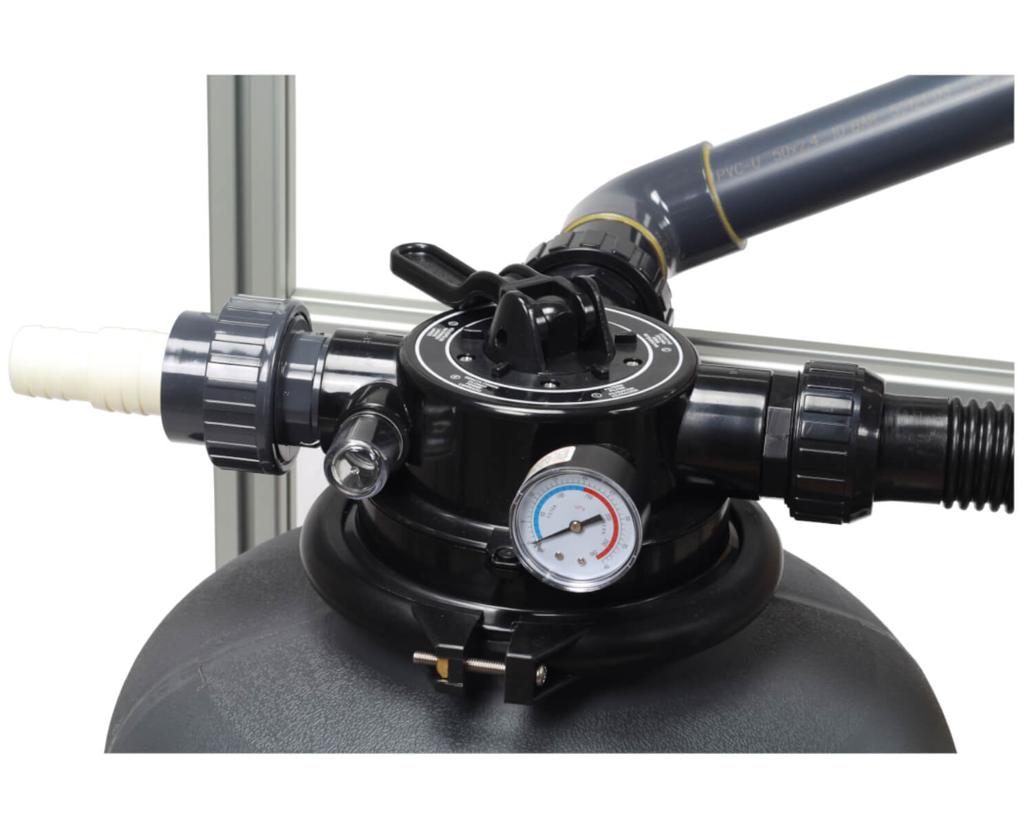 Ein umweltfreundlicher Sandfilter PURION Pool 80 PVC-U Plus mit angeschlossenem Manometer und UV-C-Technologie. (Marke: PURION GmbH)
