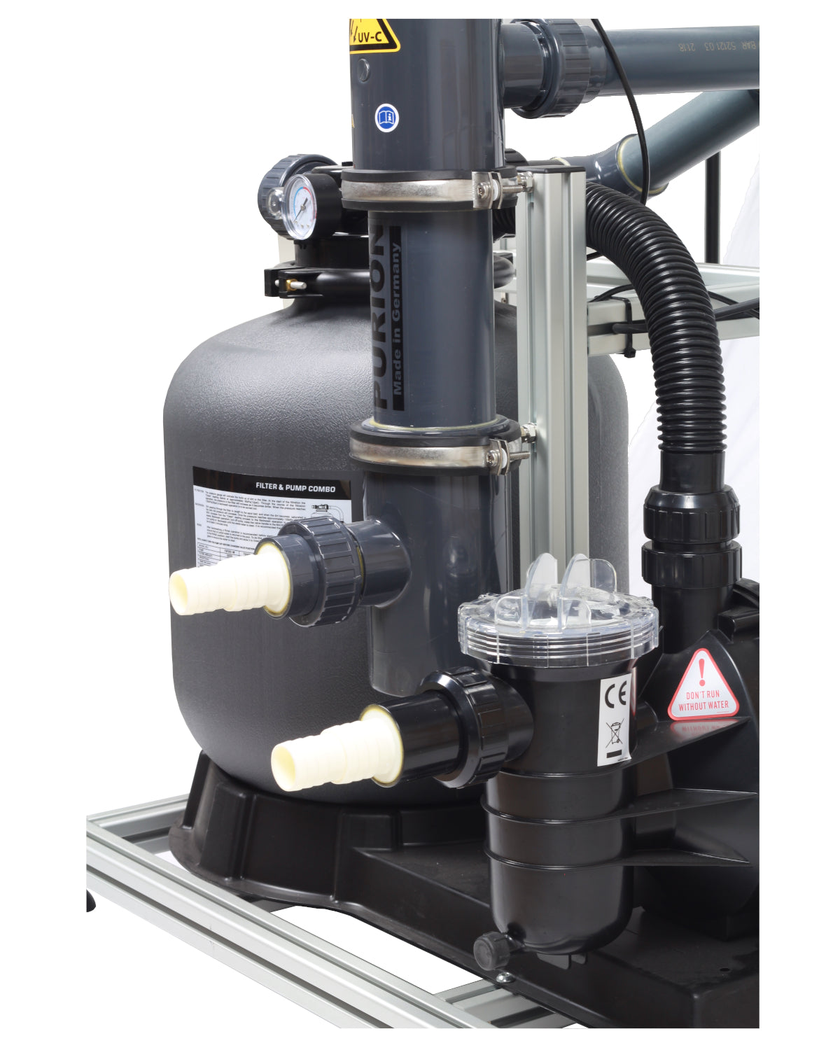 Eine PURION Pool 80 PVC-U Plus Poolpumpe mit daran befestigten chemiefreien Schläuchen.