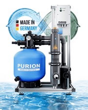 Das Wasserfiltersystem „Pool 40 PVC-U Basic“ der PURION GmbH mit blauem Tank und integriertem UV-Sterilisator für eine effektive UV-C-Desinfektion und Aufbereitung des Poolwassers ist im Wasser zu sehen, im Hintergrund ist ein „MADE IN GERMANY“-Etikett zu erkennen.