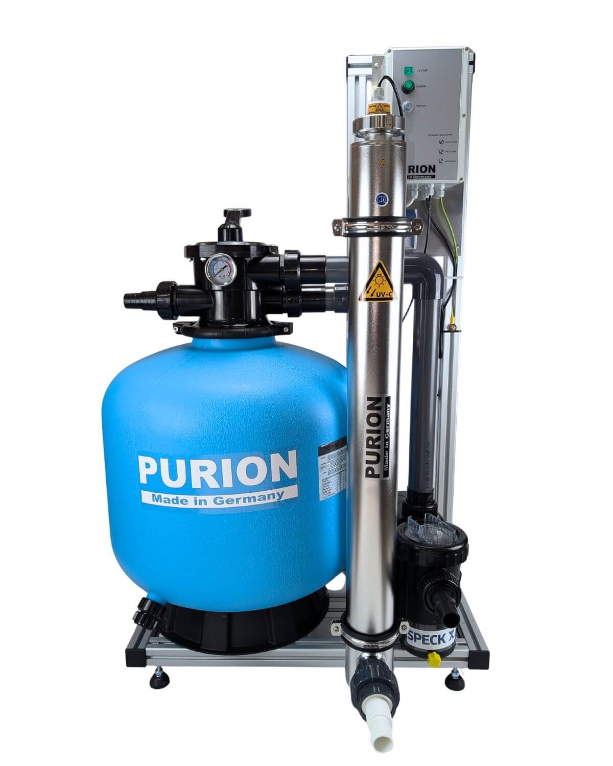 La PURION GmbH Pool 80 Edelstahl Plus est un système de filtration et de purification de l'eau UV-C avec réservoir sous pression bleu, vannes de régulation, manomètres, conduites et panneau de commande électronique sur un cadre en métal.