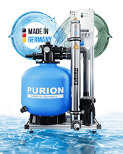 Das Wasserfilter- und -reinigungssystem „Pool 80 Edelstahl Basic“ der PURION GmbH verfügt über fortschrittliche UV-C-Komplettanlage-Steuerungstechnik für Schwimmbäder, mit langlebigen Rohren und dynamischen Wasserspritzern im Hintergrund, und trägt deutlich sichtbar das Label „PURION Made in Germany“.
