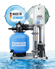 Das PURION Pool 40 Edelstahl Plus der PURION GmbH mit der Aufschrift „Made in Germany“ ist ein Wasserfiltersystem aus Edelstahl mit Bedienfeld und Rohrleitungen, das vor einem eindrucksvollen Hintergrund aus Wasserspritzern präsentiert wird. Dieses fortschrittliche System bietet eine zuverlässige UV-C-Desinfektion für Pools und sorgt so für außergewöhnliche Wasserklarheit und Hygiene.