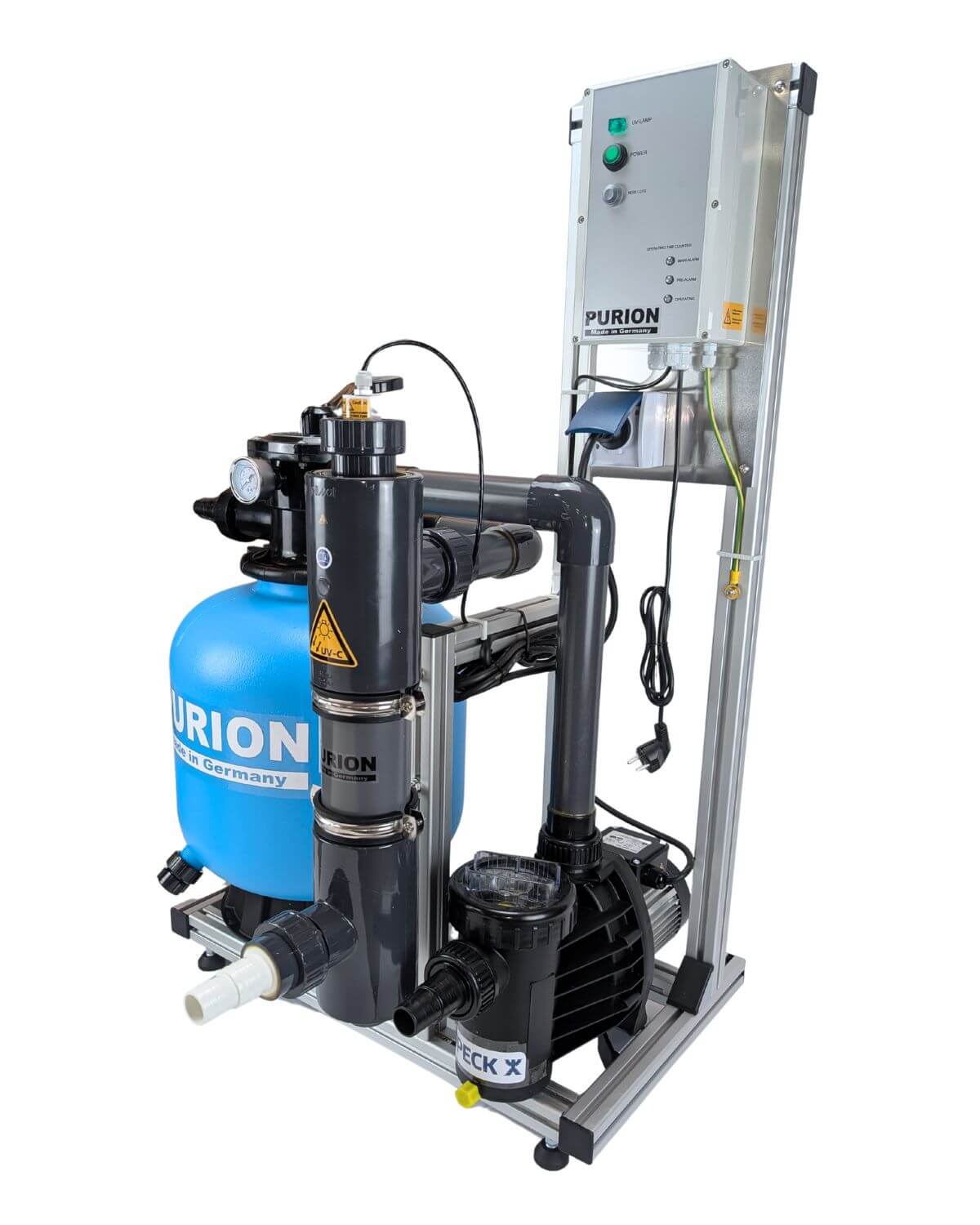 Il PURION Pool 40 PVC-U Plus della PURION GmbH è un sistema di filtraggio dell'acqua e disinfezione UV-C con quadro elettrico, serbatoio a pressione blu, tubi PVC-U neri e pompa su un telaio metallico.