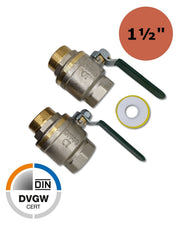 Due valvole a sfera di intercettazione da 1 1/2 pollici con filettatura interna/esterna in ottone/acciaio inox su sfondo bianco, prodotte da UV Concept GmbH.