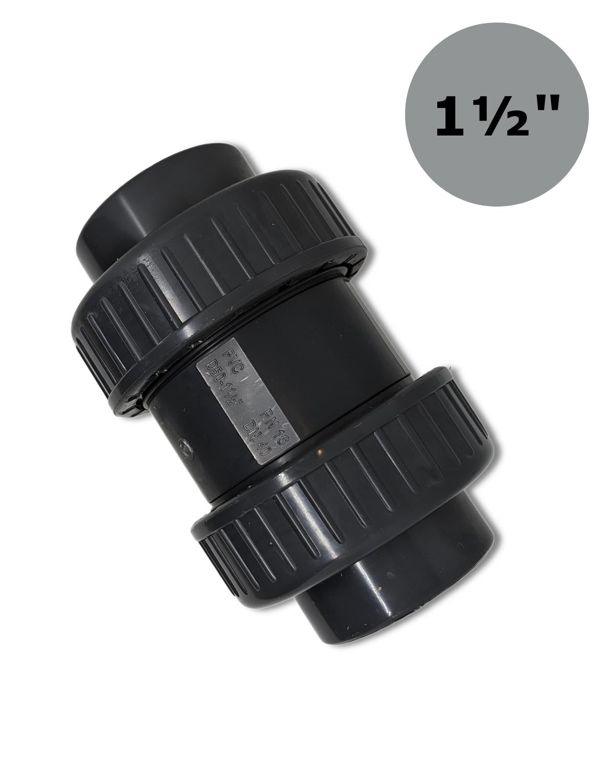Ein schwarzer PVC-Schlauchverbinder aus Kunststoff mit einem Durchmesser von 1 2 Zoll, Rückschlagventil mit d50 Klebemuffe von UV Concept GmbH.