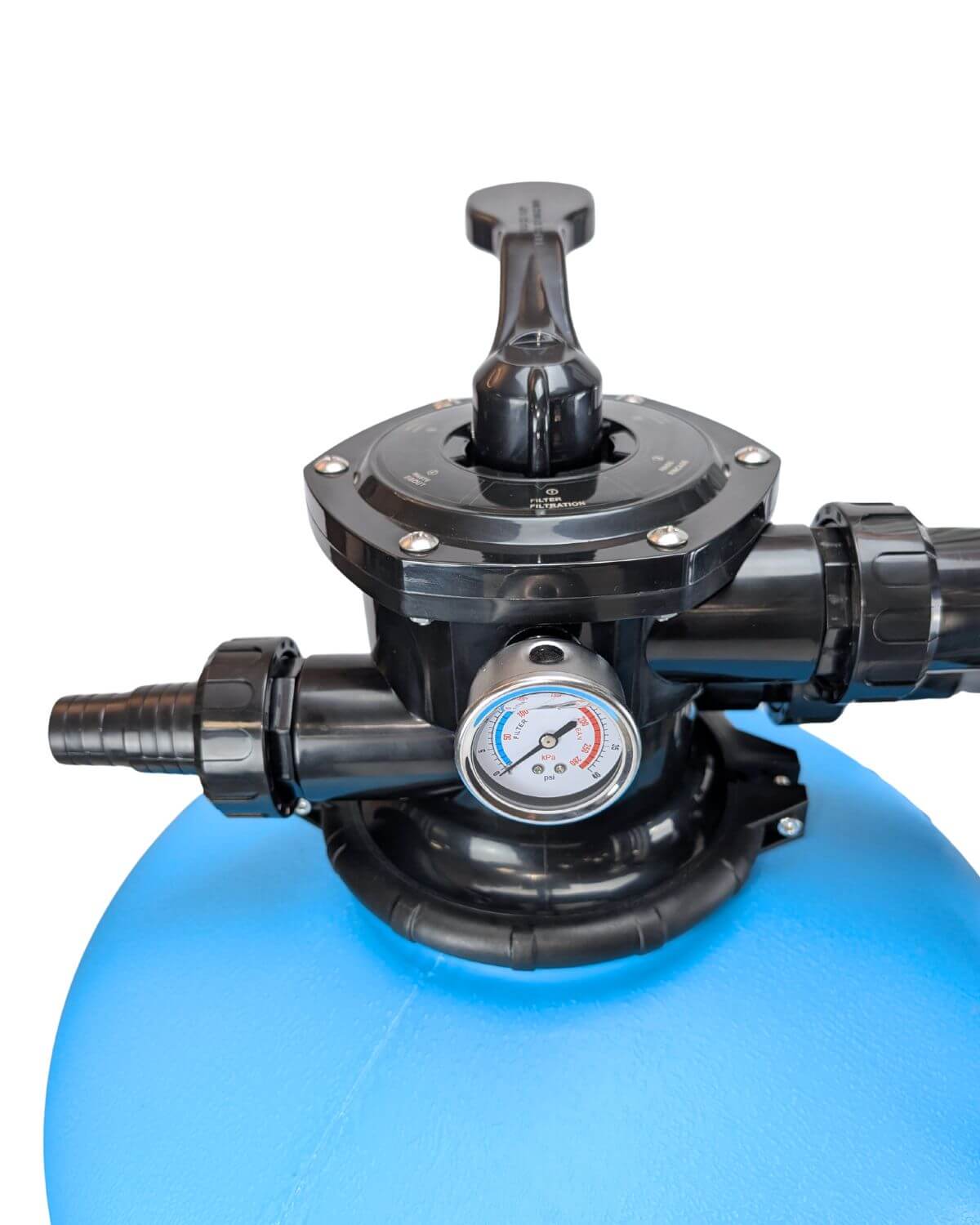 Et nærbillede af filterventilen på PURION Pool 80 PVC-U Basic fra PURION GmbH med et manometer på en blå tank, foran en hvid baggrund - ideel til pooldesinfektion og saltvandsegnede systemer.