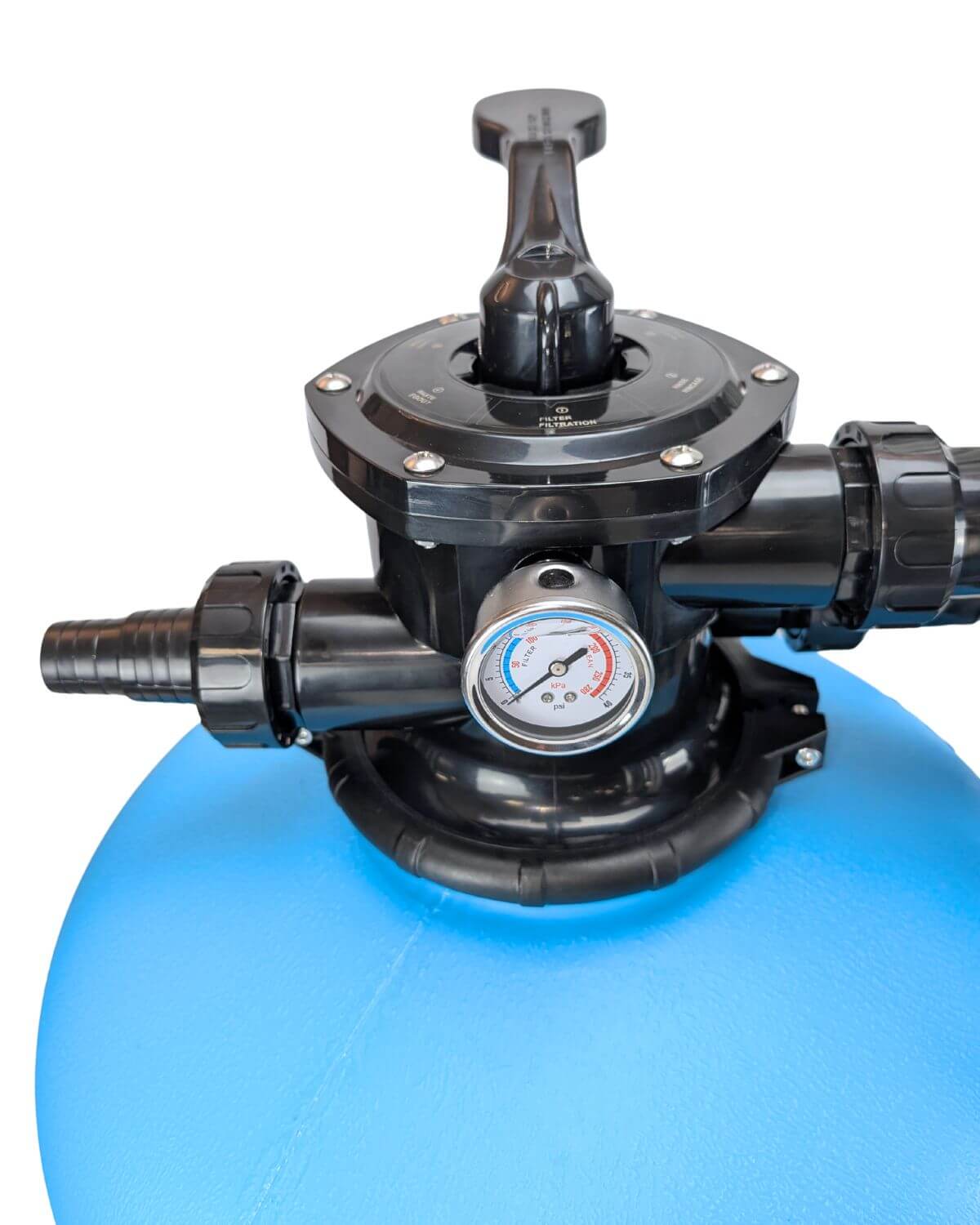 Nahaufnahme eines PURION GmbH Pool 80 Edelstahl Basic Filterventils mit Manometer auf einem blauen Tank, dargestellt vor einem weißen Hintergrund.