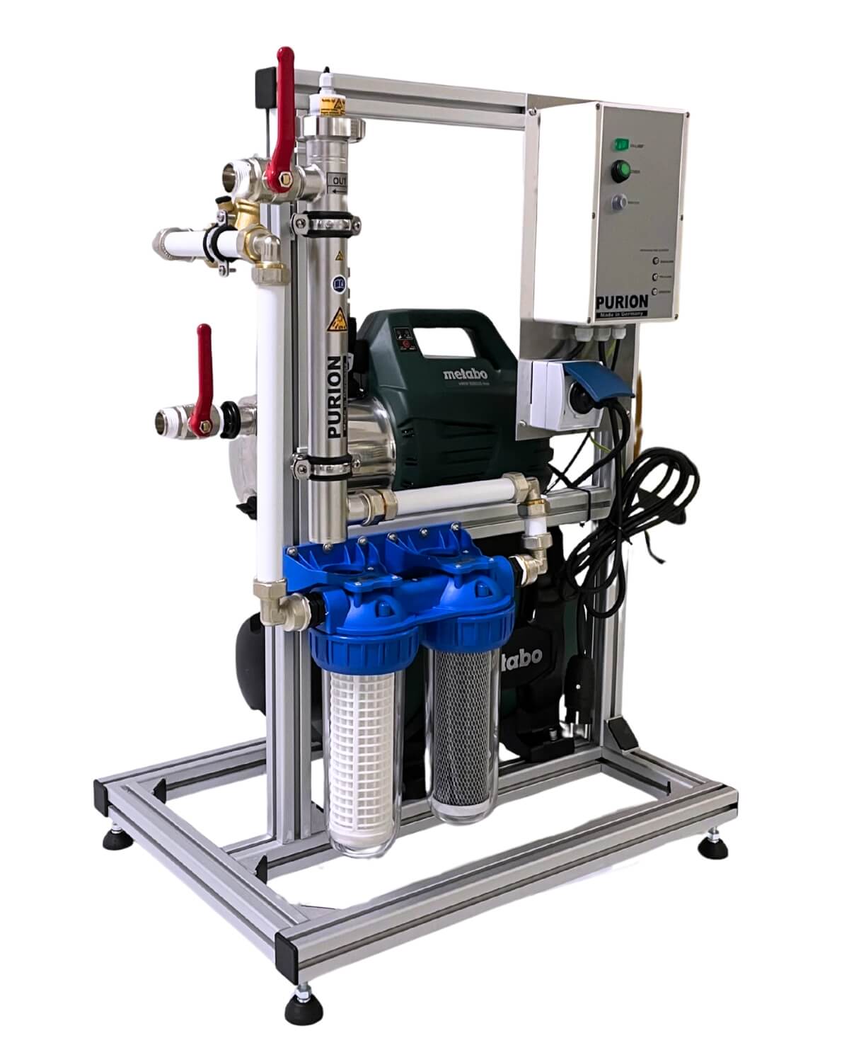 PURION 1000 Starter active od PURION GmbH to przemysłowy system filtracji wody z dwiema niebieskimi obudowami filtrów, metalowym orurowaniem, skrzynką sterowniczą, pompą oraz metalową ramą na stopach - idealny do poprawy jakości wody w hydroforniach domowych. Widoczne kable elektryczne.