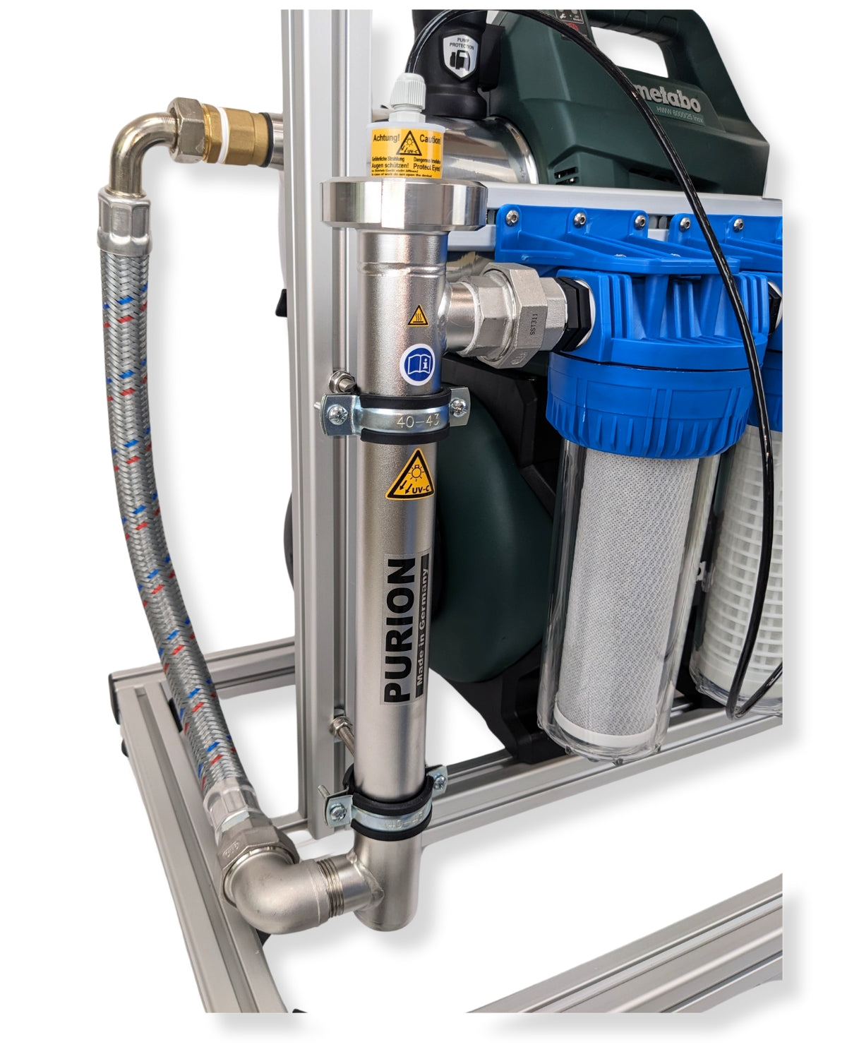 Das aktive Wasserreinigungssystem 1000 Starter der PURION GmbH umfasst angeschlossene Schläuche sowie eine UVC-Anlage und das Metabo Hauswasserwerk HWW6000 für eine effiziente Filterung.