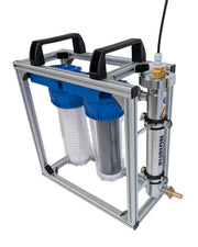 A PURION Slim Line da PURION GmbH é um sistema de filtragem de água com duas carcaças de filtro cobertas a azul, componentes em aço inoxidável, tratamento UV-C e uma estrutura de alumínio com duas pegas pretas para o tratamento móvel da água.
