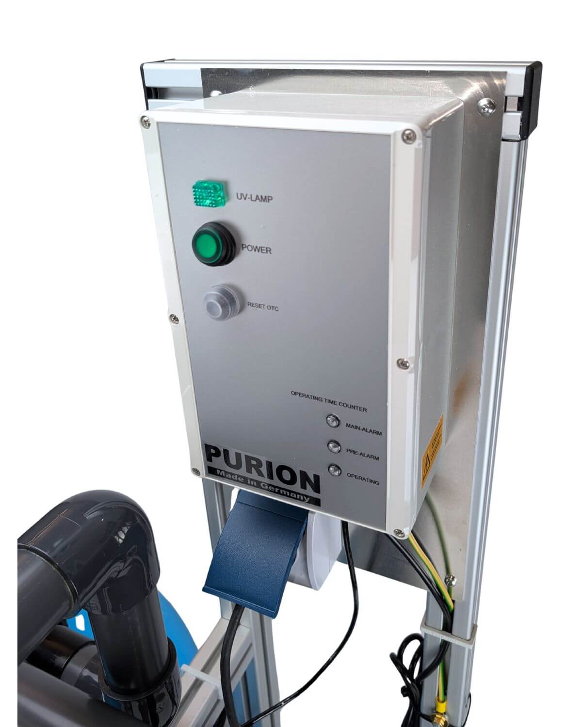 Primo piano del pannello di controllo dell'impianto UV-C PURION GmbH PURION Pool 80 Edelstahl Plus con spie luminose, interruttori etichettati e cablaggio, montato su un telaio metallico per una disinfezione efficiente della piscina.