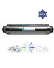 Der Calviva 4000 Kalkumwandler von UV Concept GmbH ist ein zylindrisches Metallgerät zur Behandlung von hartem Wasser, mit Grafiken, die den Wechsel von Kalziumkarbonat von großen zu kleinen Partikeln zeigen, um kalkfreie Haushaltsgeräte zu gewährleisten.