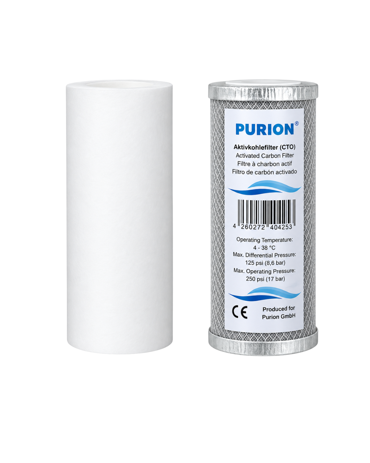Zwei zylindrische Wasserfilterpatronen: eine ganz in Weiß und eine mit der Aufschrift „PURION“ sowie Produktangaben, darunter die Marke PURION GmbH, der Produktname „PURION DVGW Zert. Starter“, einen Barcode sowie technische Angaben, die den DVGW-zertifizierten Status für eine zuverlässige Trinkwasserdesinfektion mittels eines integrierten UVC-Reaktors hervorheben.