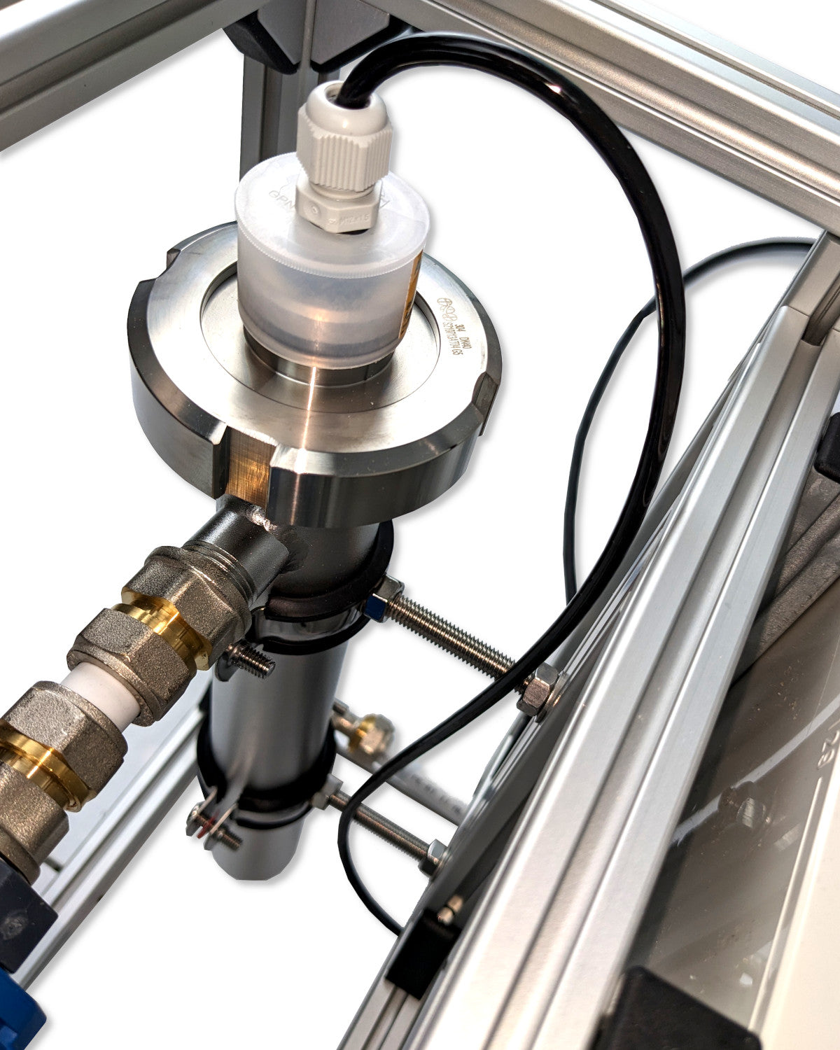 Ένα μηχάνημα με συνδεδεμένο σωλήνα, εξοπλισμένο με ανθεκτικά εξαρτήματα και εγκατάσταση UV για αποδοτική κινητή επεξεργασία νερού, το Mobile Concept OTC PURION της PURION GmbH.