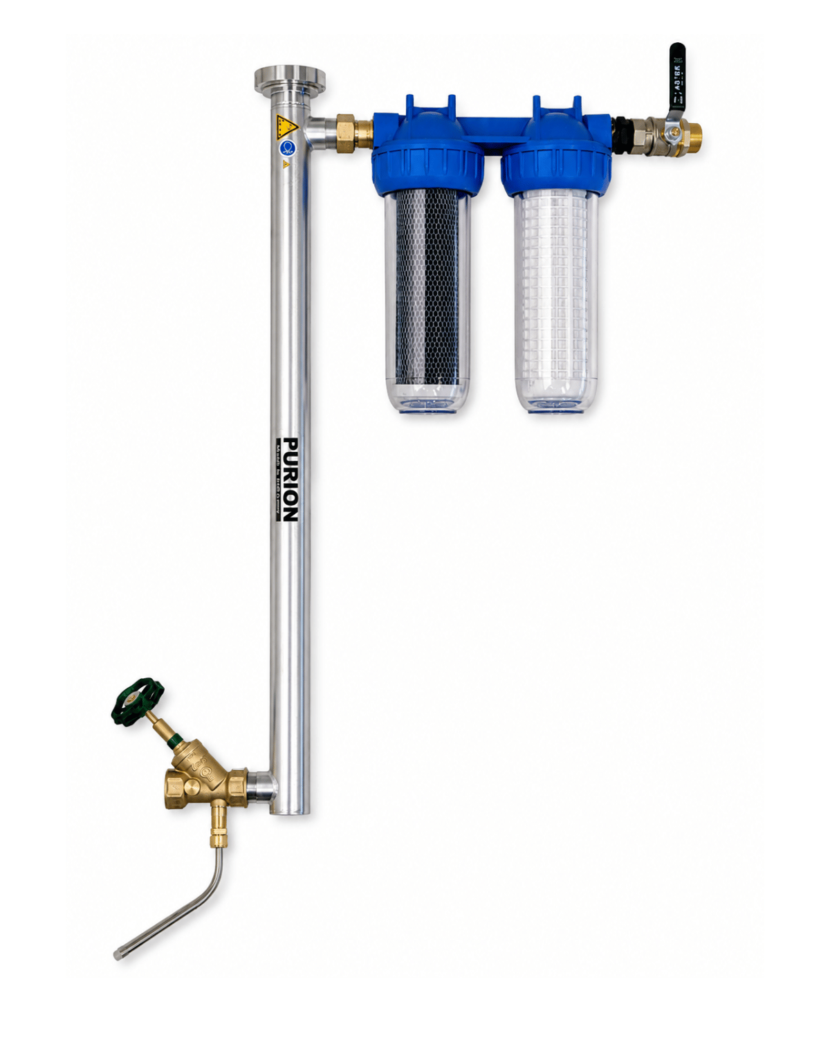 Das Wasserfiltersystem PURION 2500 36W Starter der PURION GmbH mit zwei Vertikalfiltern inklusive Aktivkohlefilter ist auf einer blauen Halterung montiert und wird an Metallrohre und ein Ventil zur effektiven Trinkwasseraufbereitung angeschlossen.