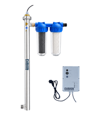 Der PURION 2500 36W Starter der PURION GmbH ist ein UVC-Wasseraufbereitungssystem aus Edelstahl mit zwei Aktivkohle-Vorfilterkartuschen mit blauer Kappe und einem weißen Steuergerät mit Netzkabel, dargestellt auf weißem Hintergrund – ideal für eine effektive Trinkwasseraufbereitung.