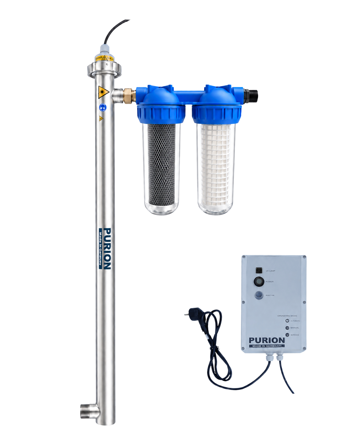 Der PURION 2500 36W Starter der PURION GmbH ist ein UVC-Wasseraufbereitungssystem aus Edelstahl mit zwei Aktivkohle-Vorfilterkartuschen mit blauer Kappe und einem weißen Steuergerät mit Netzkabel, dargestellt auf weißem Hintergrund – ideal für eine effektive Trinkwasseraufbereitung.