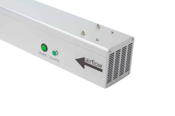 Eine weiße Box mit einem grünen Knopf darauf, die mit einer AIRPURION 48 active Plus UV-C-Desinfektionsanlage der PURION GmbH ausgestattet ist.