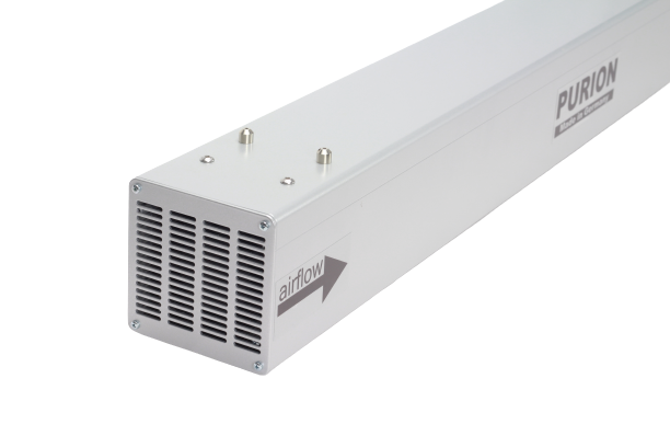 Un tubo luminoso bianco AIRPURION 48 active Plus con sfondo nero, utilizzato per la disinfezione UV-C. (Marca: PURION GmbH)