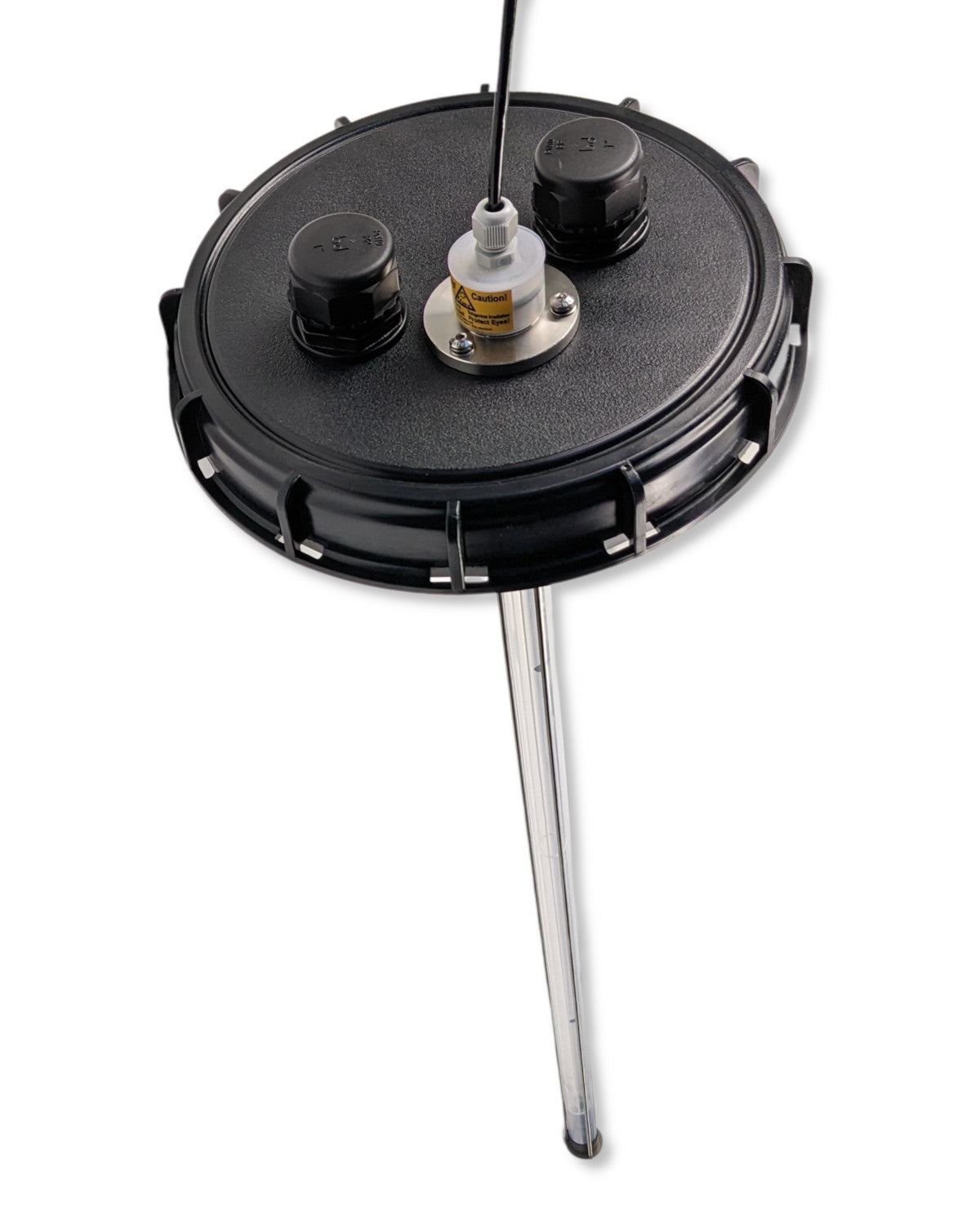 Eine schwarze Platte mit einer Metallstange darauf, positioniert in trübem Wasser – der PURION IBC DN150 90W OTC SPL BS von UV Concept GmbH.