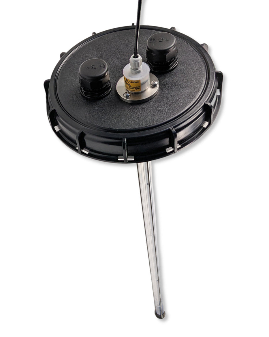 Eine schwarze Platte mit einer Metallstange darauf zur Wasserentnahme namens PURION IBC DN150 36W OTC SPL BS von UV Concept GmbH.