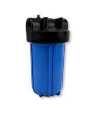 Ett blått vattenfilter med ett PURION förfilter Big Blue aktivt kol på vit bakgrund.