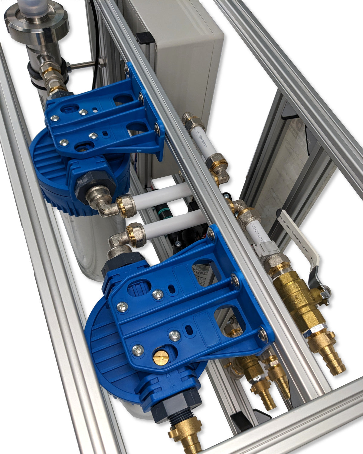 Eine PURION Mobile Concept OTC-Maschine mit langlebigen Komponenten, blauen Ventilen und daran befestigten Schläuchen zur mobilen Wasseraufbereitung.