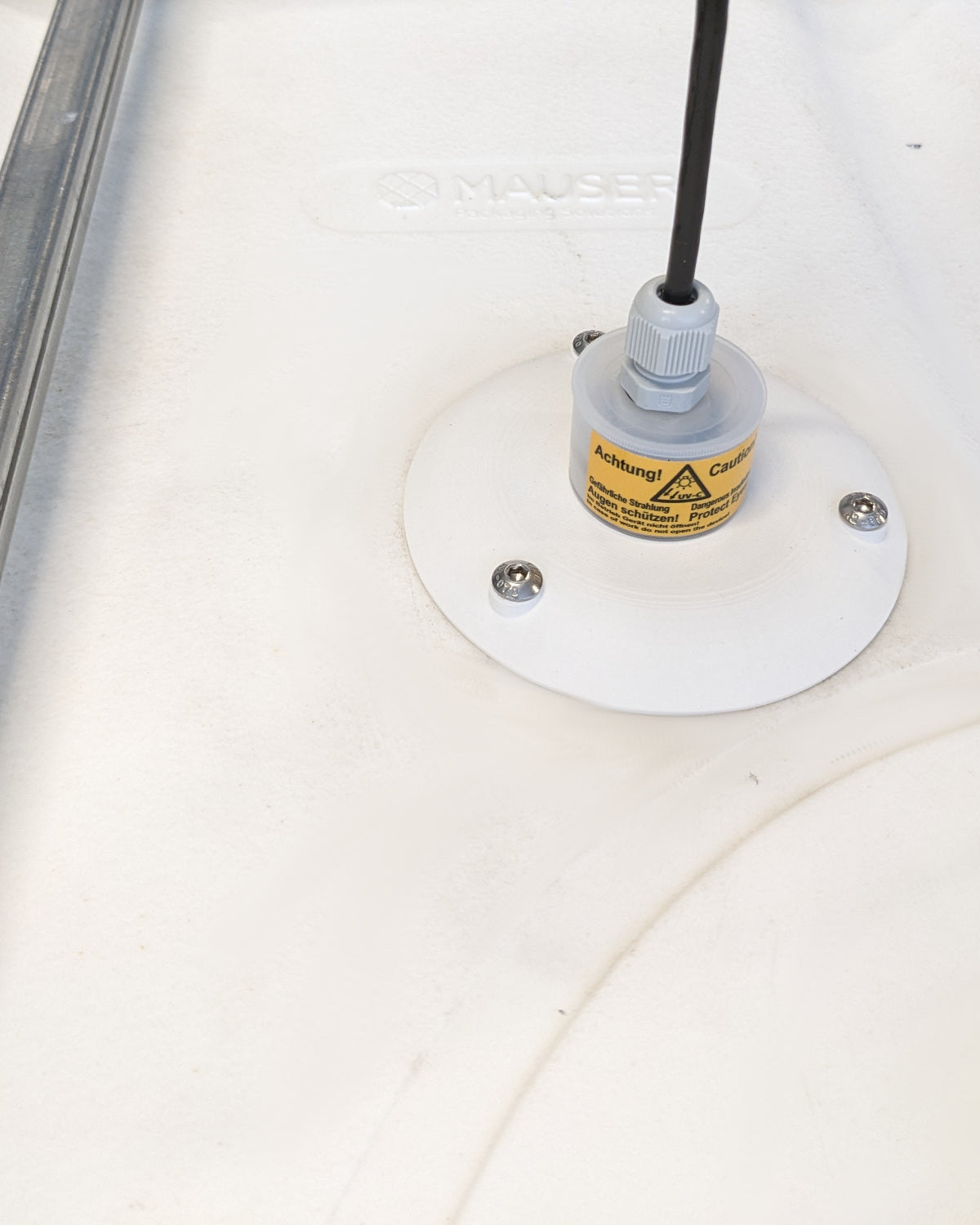Ein weißes Boot, ausgestattet mit PURION IBC Universal 90W SPL BS der UV Concept GmbH, an dem ein Kabel befestigt ist.