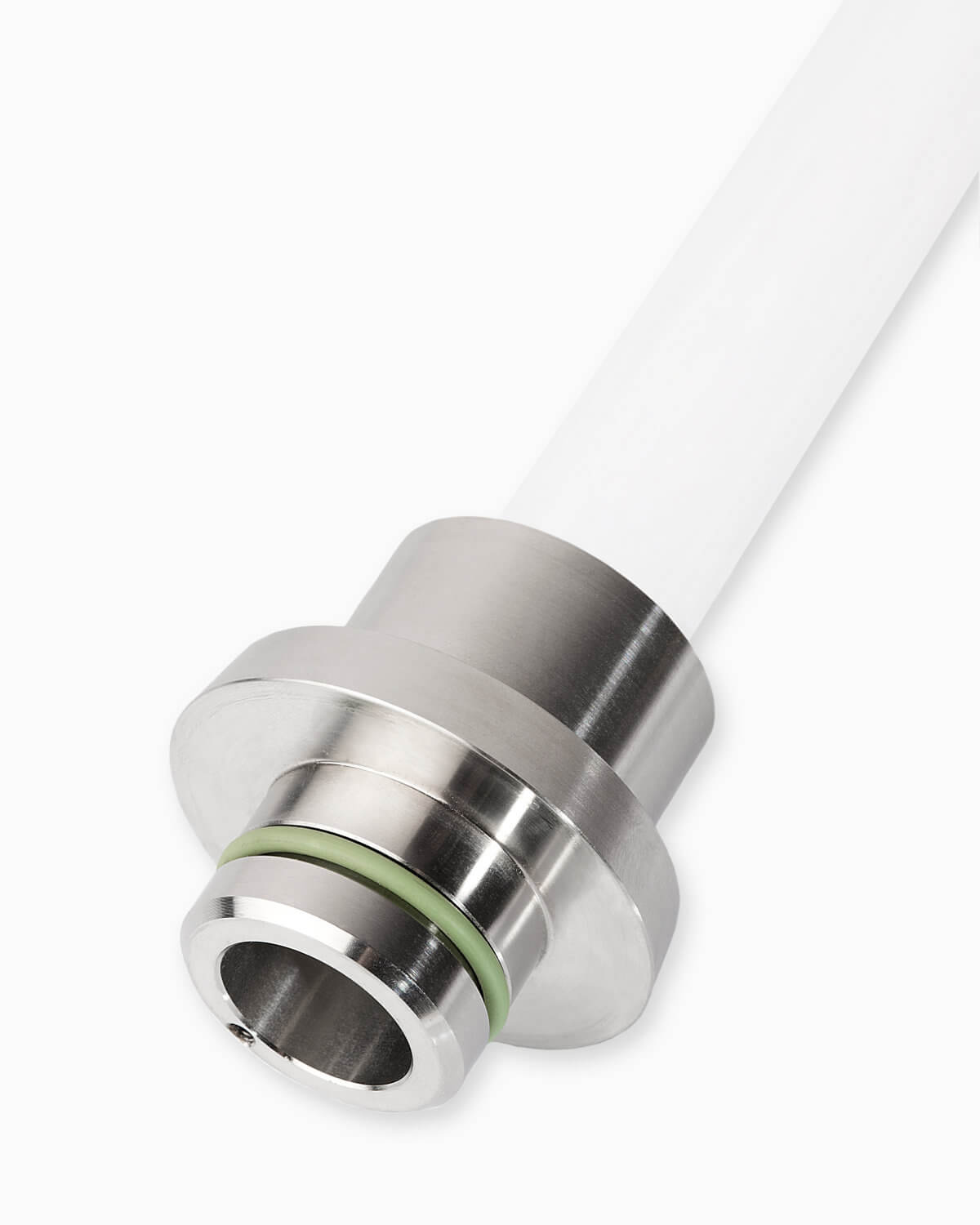 Egy rozsdamentes acélcső fehér háttéren a PURION Tauchrohrsystem T2500 Pro fertőtlenítő rendszerrel, a PURION GmbH terméke.