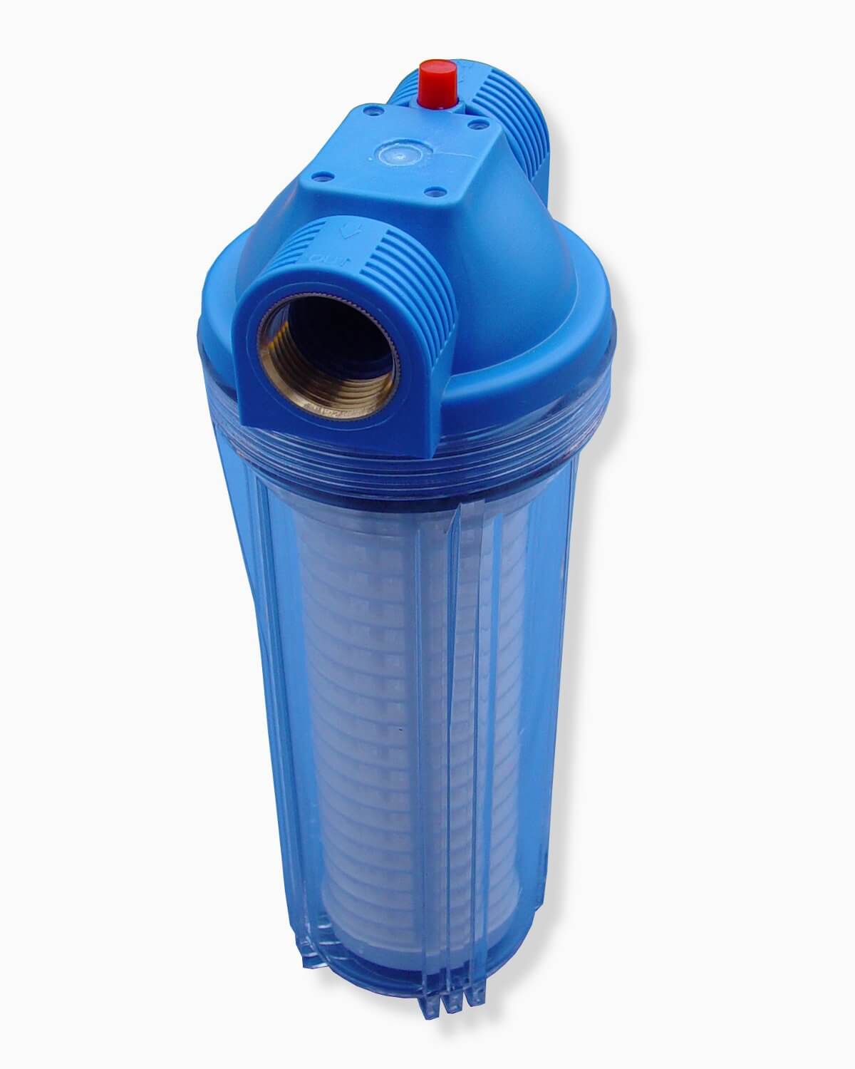 Ein blauer PURION Vorfilter 60 Mikron Wasserfilter mit einem Nylonfiltereinsatz, der Schwebstoffe effektiv aus dem Wasser entfernt, platziert auf einem sauberen weißen Hintergrund.