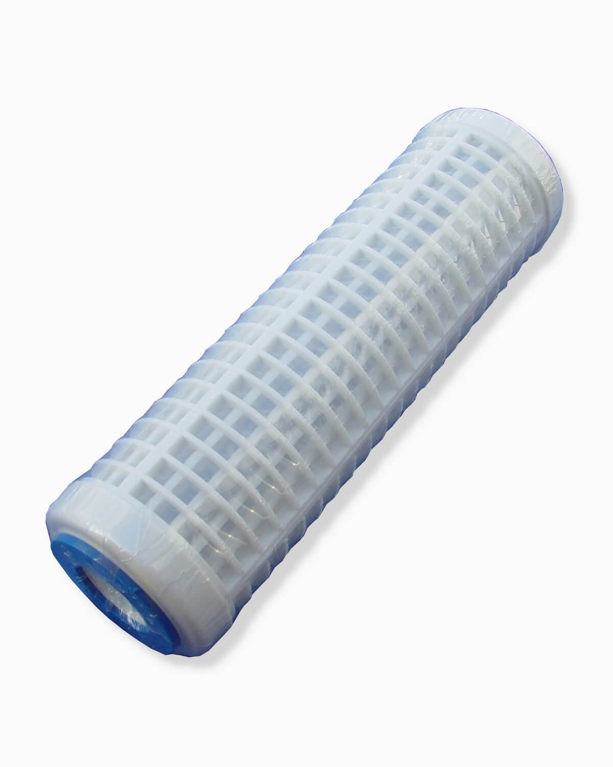 Ein weißer Kunststoffschlauch mit einem blauen Ring darauf, der dazu bestimmt ist, Schwebstoffe (schwebende Partikel) aus Wasser mit einem PURION Vorfilter 60 Micron Nylonfiltereinsatz der PURION GmbH zu entfernen.