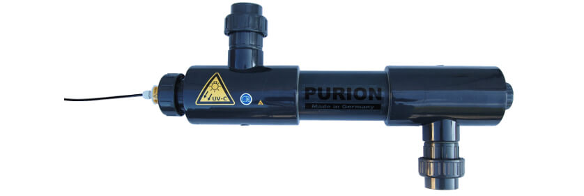 Ein PURION 2001 PVC-U OTC Bundle der PURION GmbH, eine Schwarzwasserpumpe auf weißem Hintergrund, eingesetzt zur UV-C-Desinfektion und Wasserreinigung im Salzwasserpool.