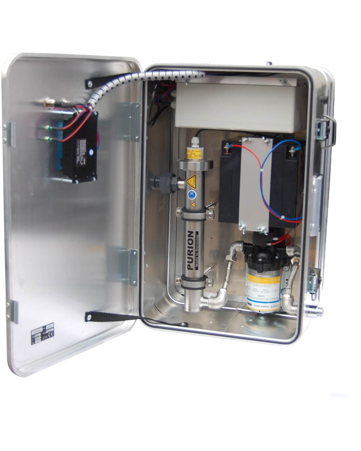 Eine PURION Tropenbox mit Wasserpumpe und UV-C-Desinfektionsanlage im Inneren. (Markenname: PURION GmbH)