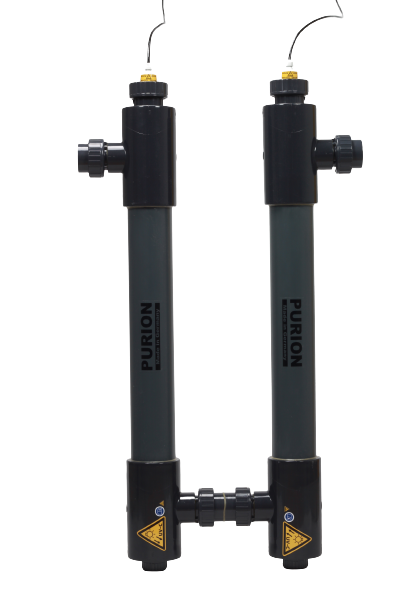 Ein Paar schwarz-gelber Schläuche auf schwarzem Hintergrund, konzipiert für die UV-C-Desinfektion, der PURION 2501 DUAL PVC-U OTC Plus der PURION GmbH.